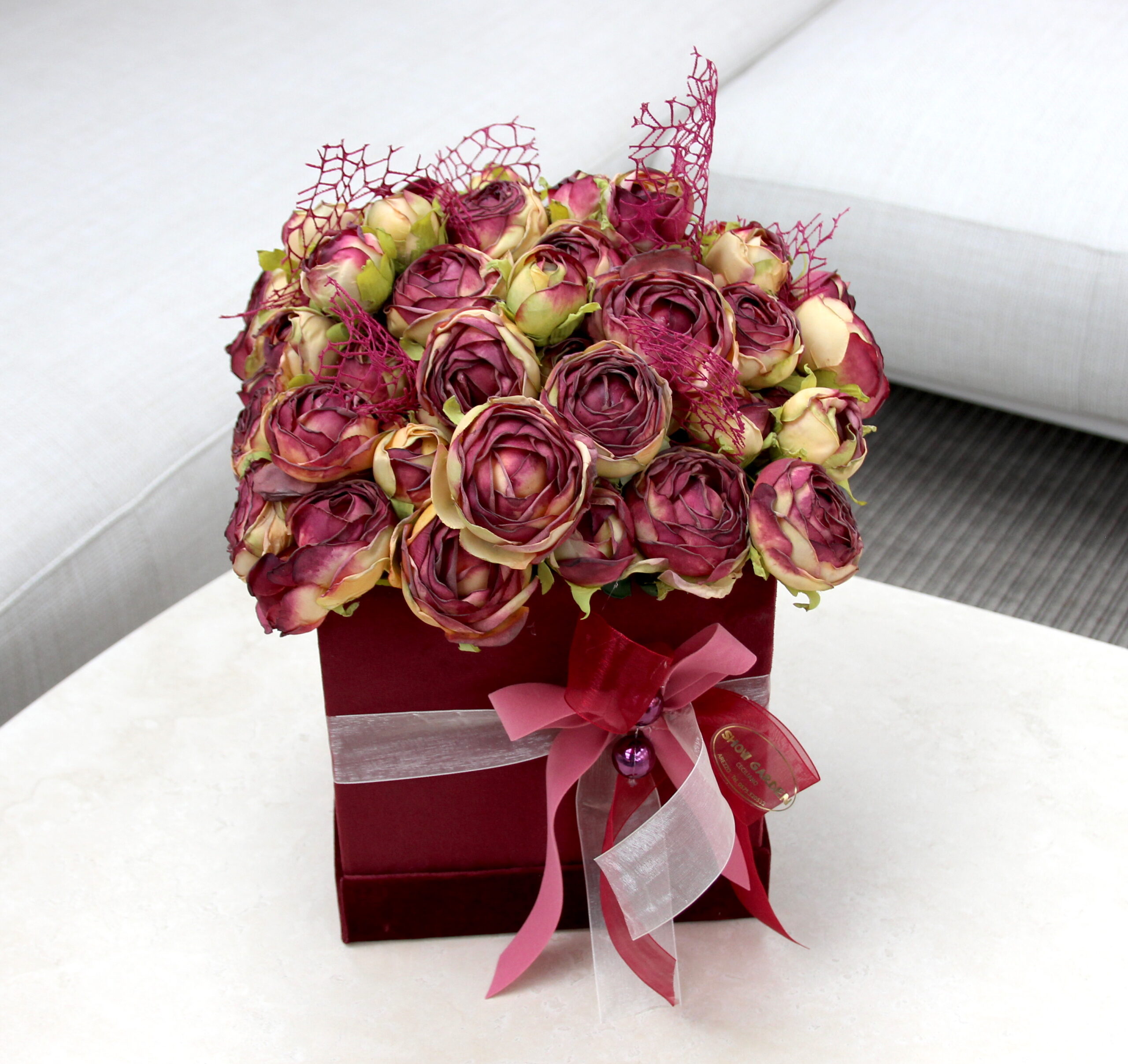 Box in velluto bordeaux con rose artificiali