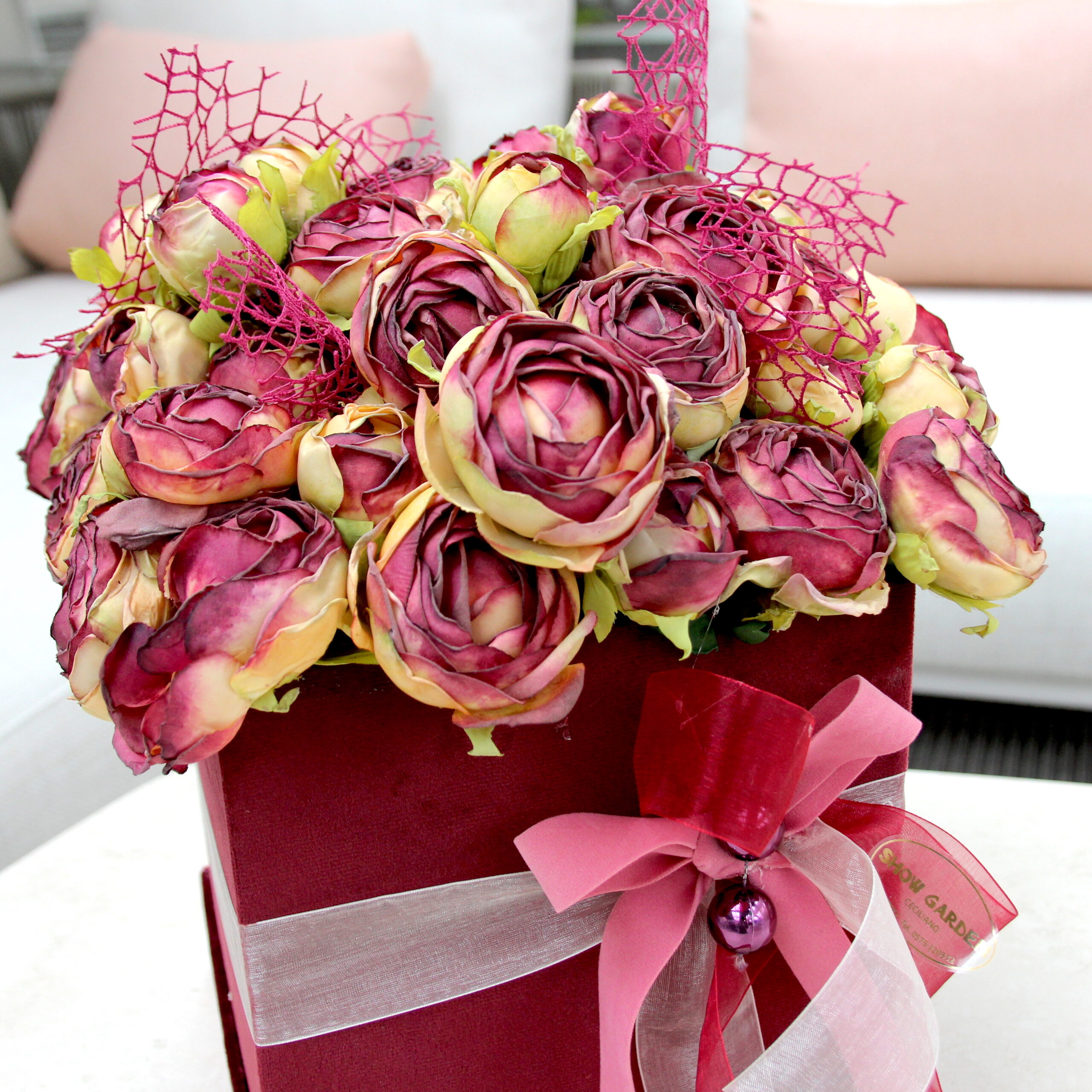 Box in velluto bordeaux con rose artificiali