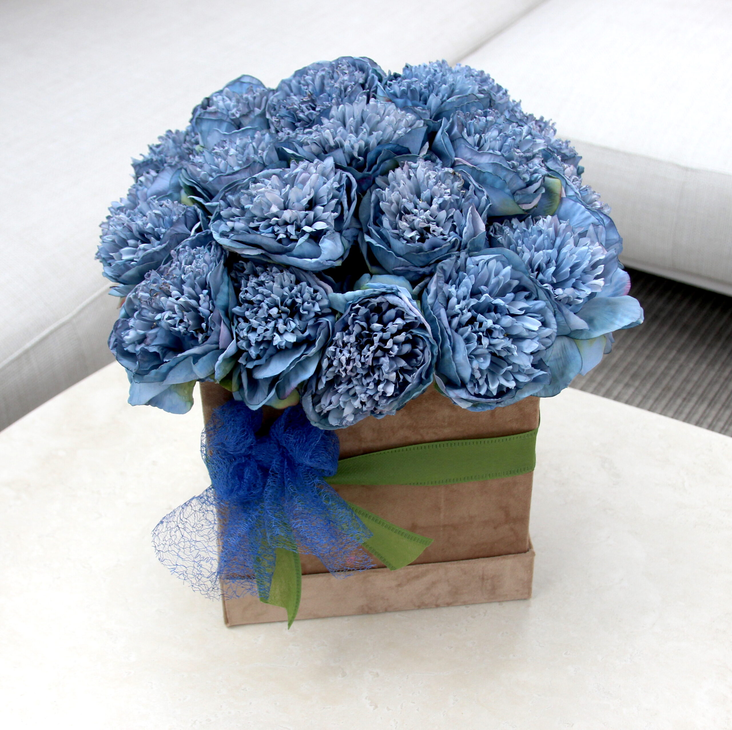 Box in velluto beige con peonie blu artificiali - Show Garden Arezzo